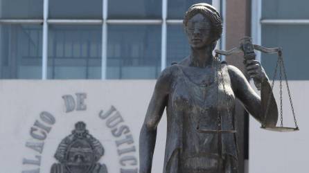 Fotografía muestra la estatua de la diosa Temis, ubicada frente al edificio del Poder Judicial en Tegucigalpa, Honduras.