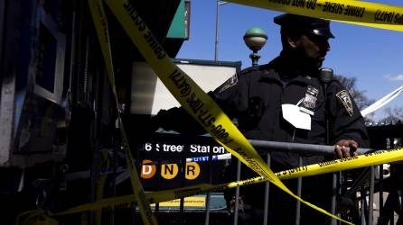 Los sospechosos fueron descritos como un hombre y una mujer de unos 20 años, ambos hispanos, que huyeron del tren en la estación de la calle 183. Fotografía: EFE