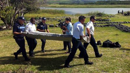 Policías encontraron los restos de una aeronave en una isla francesa.