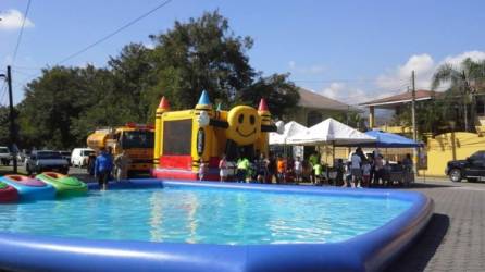 Paseos en piscina, casas inflables y mucho más pueden disfrutar los pequeños en las recreo-vías.