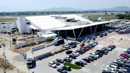 El aeropuerto internacional Ramón Villeda Morales es uno de los más importantes del país, con un tráfico anual de más de un millón de viajeros.