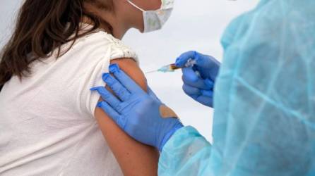 Oxford ha comenzado a aplicar su vacuna a miles de voluntarios en Brasil./AFP.