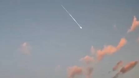 Video: Captan caída de supuesto meteorito en Japón