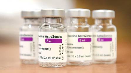 La Comisión Europea detendrá a partir de mañana la comercialización de la vacuna de AstraZeneca contra el covid.