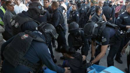 Policías municipales desalojaron la tarde del lunes a un grupo de medio centenar de migrantes que se encontraban acampando en las calles de la fronteriza Ciudad Juárez, en el norteño estado mexicano de Chihuahua, confirmaron las autoridades locales este martes.