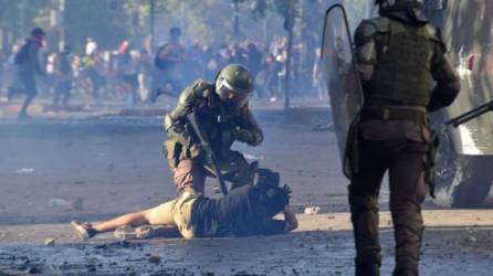 Manifestantes se enfrentan a los carabineros en las protestas de este miércoles en Santiago./AFP.