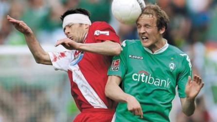 Bremen's Petri Pasanen, right, and Cottbus' Branko Jelic, left, challenge for the ball during the German first division Bundesliga soccer match between Werder Bremen and FC Energie Cottbus in Brmen, Germany, Saturday, May 3, 2008. (AP Photo/Kai-Uwe Knoth) ** NO MOBILE USE UNTIL 2 HOURS AFTER THE MATCH, WEBSITE USERS ARE OBLIGED TO COMPLY WITH DFL-RESTRICTIONS, SEE INSTRUCTIONS FOR DETAILS **