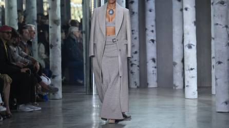 En toda la colección de otoño-invierno 2023 de Michael Kors se destacan prendas como los blazer largos, combinados con faldas tubo maxi, con crop top y botas.