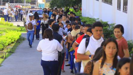 Desde antes de las 7:00 am de este lunes 5 de febrero, centenares de ciudadanos comenzaban hacer fila para participar en la feria de empleo en plaza Las Banderas de San Pedro Sula.