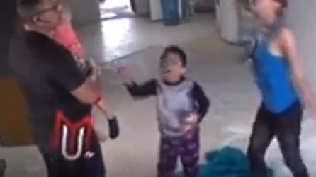 VIDEO: Niño le cuenta a su padre que su madre mete hombres a la casa