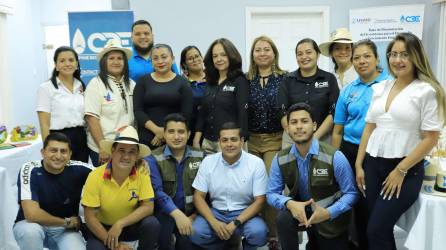 Los microempresarios junto a los directivos del CDE Mipyme Valle de Sula en San Pedro Sula. Fotos: Melvin Cubas.