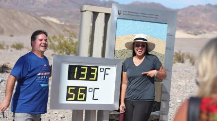 El Valle de la Muerte en California alcanzó una temperatura de 56 grados centígrados el domingo. Turistas acudieron al parque nacional en medio de una ola de calor en EEUU.
