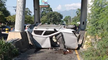 Así quedó el vehículo que chocó contra las bases del antiguo peaje en el bulevar del norte de SPS.