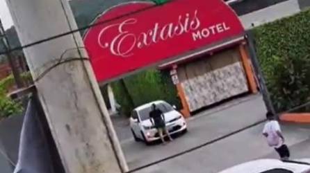 VIDEO: Dijo que iba a jugar pelota y lo encontraron en un motel