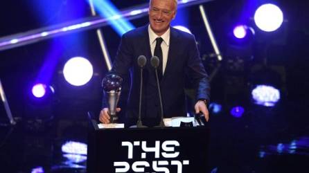 EPA8665. LONDRES (REINO UNIDO), 24/09/2018.- El seleccionador francés Didier Deschamps recibe el premio al 'Mejor entrenador del año' durante la entrega de premios ''FIFA the Best 2018'' hoy, lunes 24 de septiembre de 2018, en Londres (Reino Unido). EFE/Neil Hall
