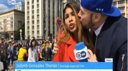 El caso de la periodista colombiana Julieth González Therán fue unos de los que más indignó a los internautas, ella fue besada en su mejilla por un eufórico aficionado.