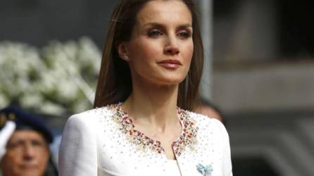 La nueva reina consorte, Letizia de España, se decanta por la sencillez. Su modista de cabecera Felipe Varela la viste de discreción.