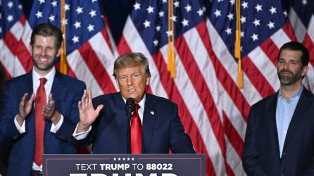 Trump, junto a sus hijos Donald Jr y Eric, en su discurso de la victoria tras ganar la elección primaria en Iowa.