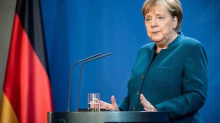 La canciller alemana, Angela Merkel, continúa trabajando desde su hogar tras someterse a cuarentena luego de ser tratada por un médico infectado con Covid 19./AFP.