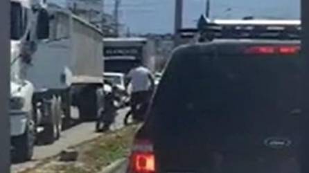 VIDEO: Conductores se van a machetazos en bulevar del norte en San Pedro Sula