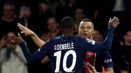 Dembélé celebrando su golazo con Mbappé.