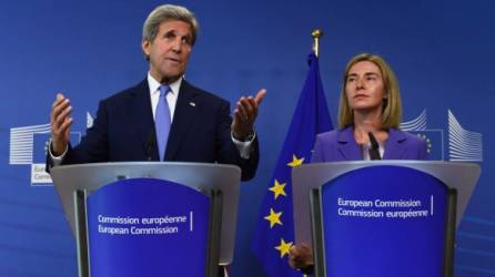 El secretario de Estado estadounidense, John Kerry, y Alta Representante de la Unión Europea (UE) para Asuntos Exteriores y Política de Seguridad, Federica Mogherini, en una conferencia de prensa conjunta tras su reunión en la sede de la UE en Bruselas. AFP