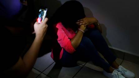 <b><span class=mln_uppercase_mln>criminalidad.</span></b> Muchas mujeres son víctimas de cibercriminales que exigen dinero a cambio de no divulgar fotos o información.