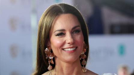 En la alfombra roja de la 76 edición de los Premios Bafta todas las miradas se posaban en la princesa de Gales, Kate Middleton, que aparecía con un vestido blanco de inspiración nupcial, estilismo que complementó con guantes largos negros por encima del codo y un juego de pendientes largos con adornos florales de la firma española Zara.