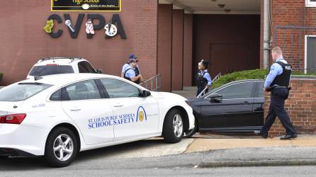 La policía de Missouri abatió al atacante que mató a dos personas en un tiroteo en una secundaria de Saint Louis el pasado lunes.