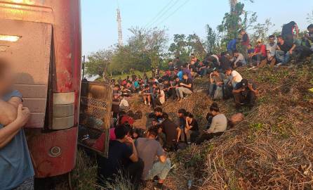 Cientos de migrantes fueron abandonados en autobuses en Veracruz (México).