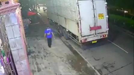 VIDEO: Hombre en motocicleta se estrella en tráiler estacionado