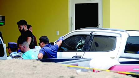 Daniel Roberto Bueso era muy conocido en El Progreso. El vehículo presentaba perforaciones en el vidrio de la ventana del conductor y del pasajero.