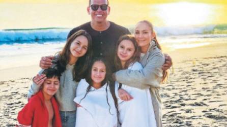 El exbeisbolista Alex Rodríguez compartió en su Instagram esta linda foto en la playa junto con sus hijas, su novia JLO y los mellizos de la Diva del Bronx, Max y Emme.