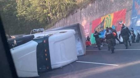 Escena del accidente entre una rastra y un bus que trasladaba a un recluso en Zambrano, Francisco Morazán (Honduras).