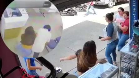 Video: Hombre ataca a machetazos a su exesposa