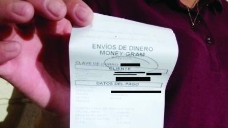Una hondureña estafada le muestra a Diario LA PRENSA los envíos de dinero hechos para dos mujeres de Bolivia.