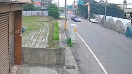 VIDEO: Mujer enojada con el novio se lanza del carro mientras iban por una calle