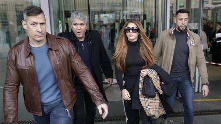 La cantante colombiana Shakira a su salida del Juzgado de primera instancia y familia número 18 de Barcelona tras firmar esta mañana el acuerdo sobre la custodia de sus hijos que pactó con el futbolista Gerard Piqué tras su reciente separación.