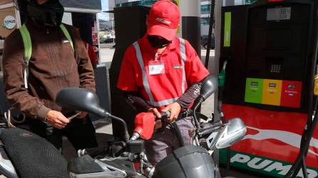 <b><span class=mln_uppercase_mln>La gasolina superior revertirá su tendencia alcista en el país.</span></b>