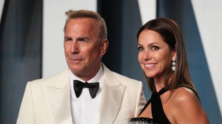 Kevin Costner y Christine Baumgartner en una fiesta de la revista Vanity Fair, en 2022.