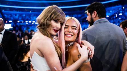 Taylor Swift y Karol G compartieron durante la 66 edición de los premios Grammy.