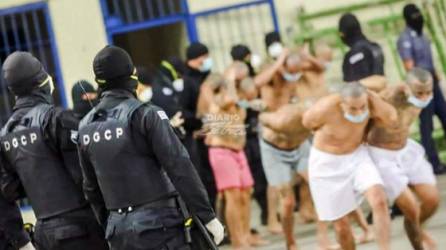 El Faro divulgó imágenes de las supuestas reuniones entre funcionarios de Bukeles y pandilleros en prisión./