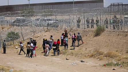 Migrantes centroamericanos llegan a la frontera de Estados Unidos.
