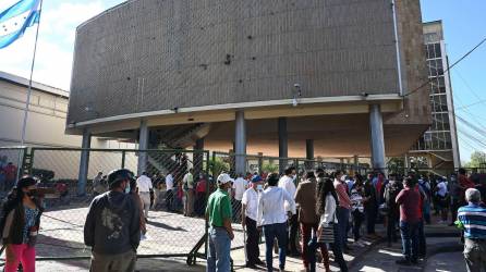 TENSIÓN. Simpatizantes de Libre se encuentran en los bajos del CN ante llamado de la coordinación nacional.