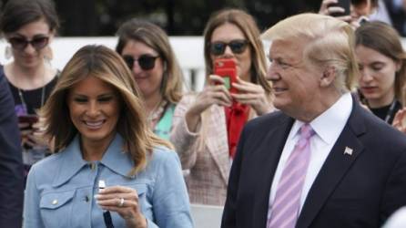La primera dama estuvo junto a su esposo, el presidente de EEU Donald Trump, recibieron a más de 30.000 invitados que acudieron a la Casa Blanca para buscar huevos de Pascua escondidos entre sus jardines, una tradición que cumple 141 años.