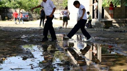 En la escuela Dionisio de Herrera la acumulación de agua lluvia es unpeligro para los escolares. Fotos: Franklin Muñoz y Jordan Perdomo.