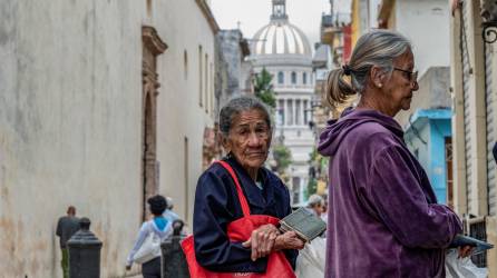 La escasez de alimentos y los largos apagones que afectan a Cuba agudizan la crisis que atraviesa el país y han desatado masivas protestas en los últimos días.