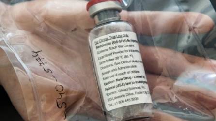 El remdesivir se administra por vía intravenosa y se emplea para pacientes con síntomas más graves de COVID-19. Foto: AFP