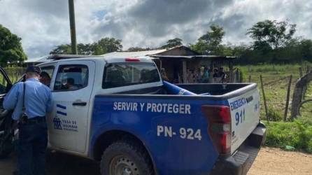 La Policía Nacional llegó a la vivienda hasta donde familiares llevaron el cuerpo del jovencito para velarlo en la comunidad de La Venta, Juticalpa (Olancho).