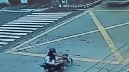 Video: Pareja que iba en moto es aplastada por dos vehículos
